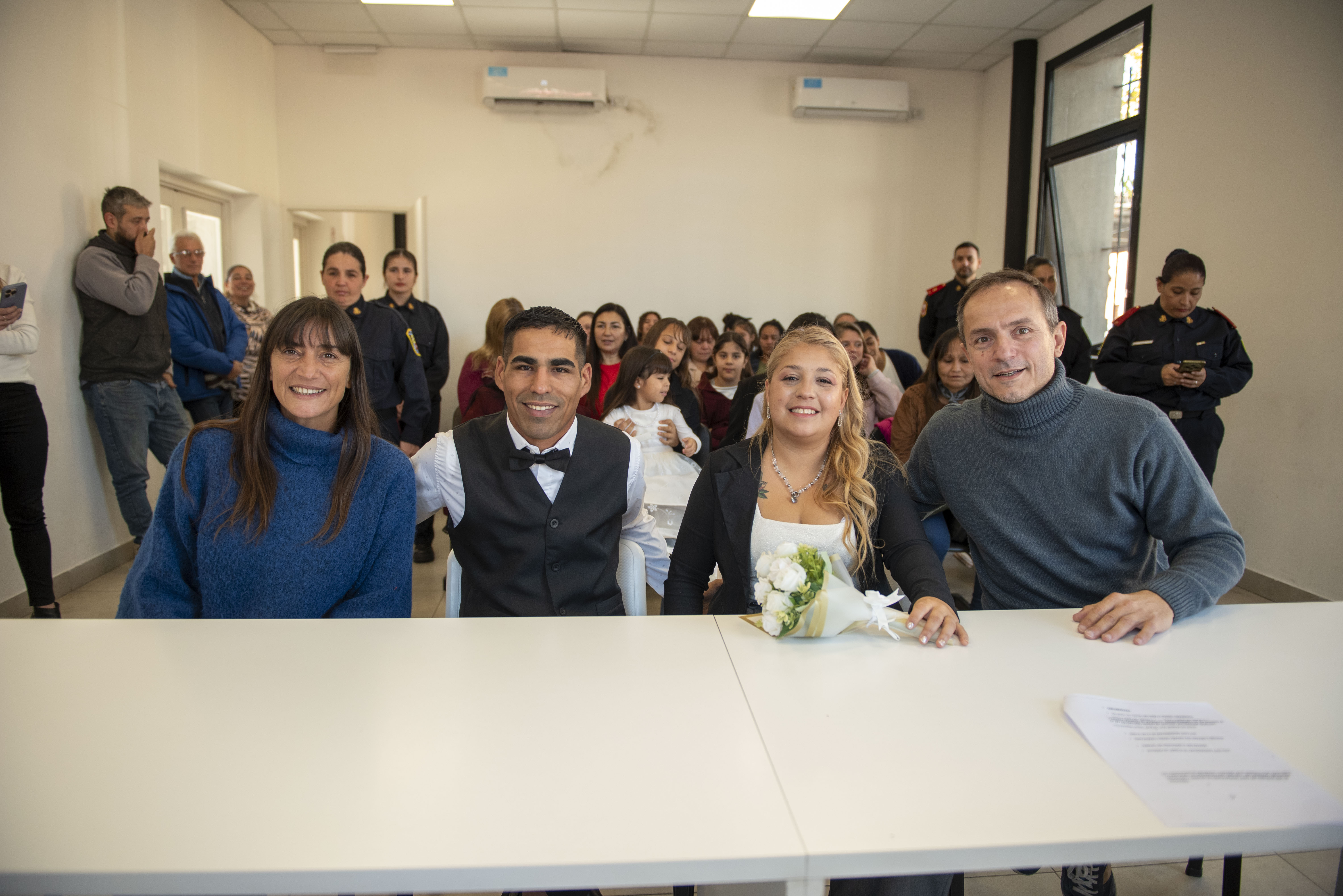 NOTICIAS CAMPANA: DEL CUARTEL AL REGISTRO CIVIL: DOS BOMBEROS DIERON EL "SI" Y ELIGIERON AL INTENDENTE Y ELISA ABELLA COMO TESTIGOS.